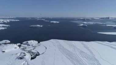 Antarktika kar arazi üzerinde hava uçuş okyanus.