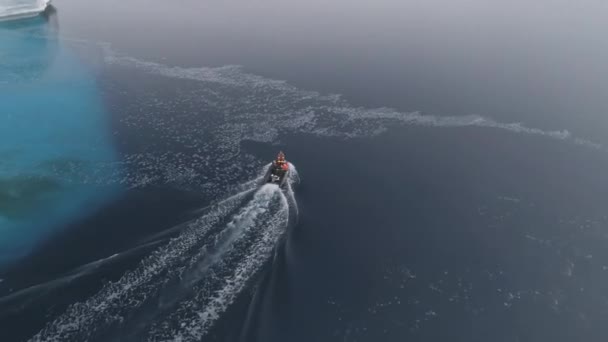Antarctica luchtfoto vlucht over de snel bewegende boot. — Stockvideo