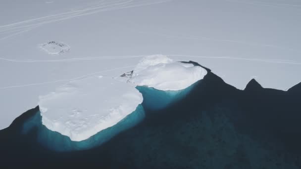Voo de drones aéreos sobre a costa da Antártida . — Vídeo de Stock