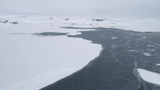 Vuelo aéreo sobre tierra de nieve y océano Antárticos . — Vídeo de stock