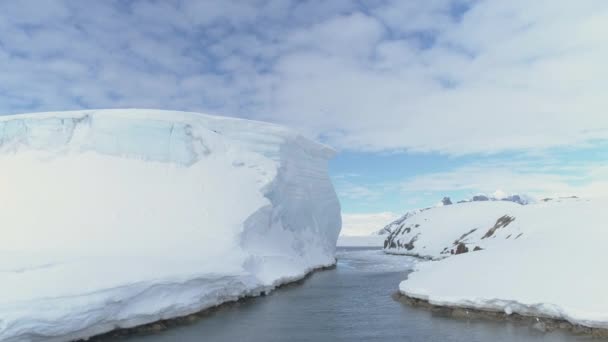 Ocean passera isberg och Antarktis mark. — Stockvideo