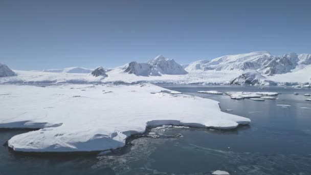 Voo aéreo sobre a costa da Antártida, oceano. — Vídeo de Stock