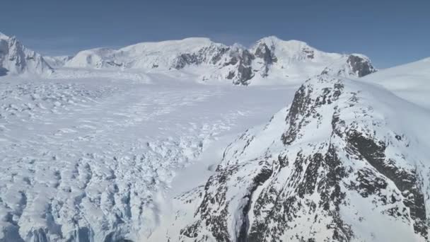 Voo aéreo sobre montanhas cobertas de neve da Antártida . — Vídeo de Stock