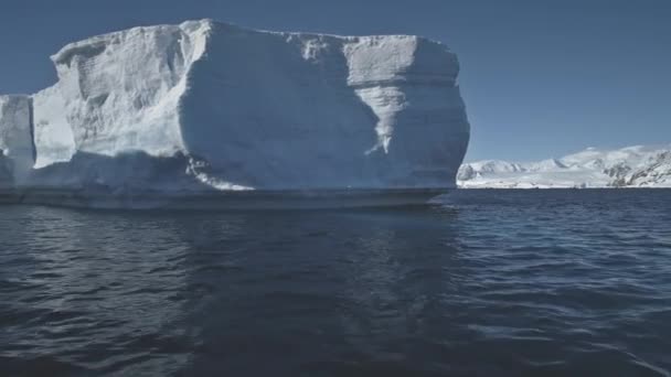 Антарктический воздушный полет над океаном к айсбергу — стоковое видео