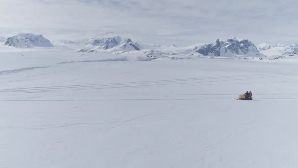 Gente montando en motos de nieve vintage. Antártida . — Vídeo de stock