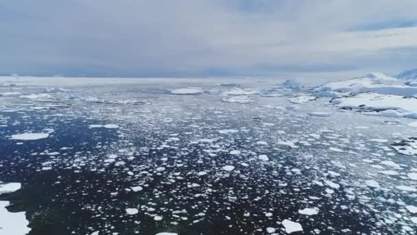 Vol aérien au-dessus de l'océan glacé antarctique . — Video