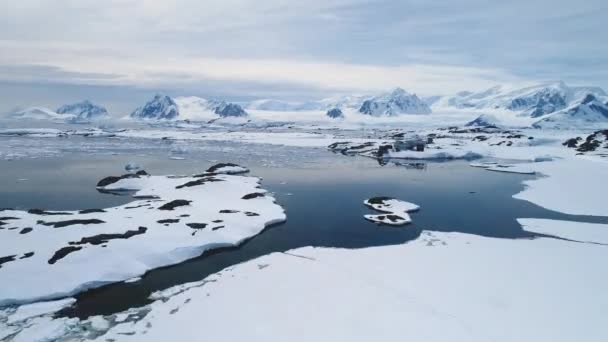 Vuelo aéreo sobre la costa de nieve Antártida . — Vídeos de Stock