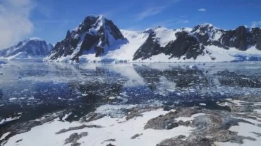 Antarktika okyanus, kar bağlar. Hava uçuş.