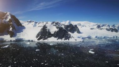 Kar dağlar, Antarktika kıyı. Hava atışı.