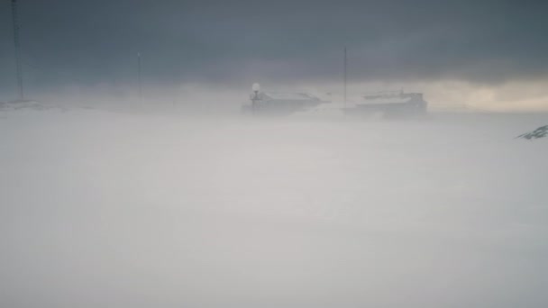 Schneesturm über vernadsky base. Antarktis-Schuss. — Stockvideo