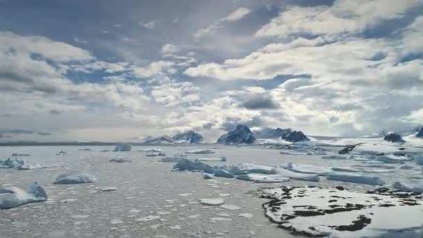 Vue aérienne de l'océan Antarctique. Nuages en mouvement rapide — Video