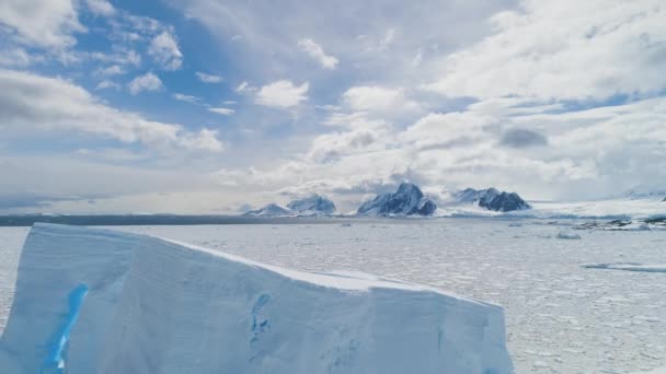 Voo aéreo sobre o iceberg da Antártida, oceano . — Vídeo de Stock