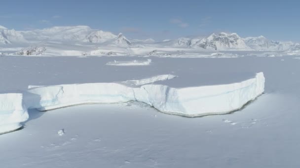 Luchtfoto van de Arctic Polar bevroren oceaan — Stockvideo