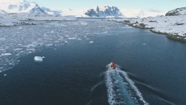 南极海洋海航的十二生肖船空中射击 南极南极冰川无人机飞行概述 橡胶船漂浮在冰架的冰冻冬季水景观中 Uhd 拍摄的视频 — 图库视频影像
