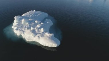 Temiz su okyanus dron görünümünün üst buzdağı tayin