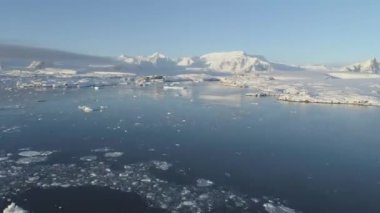 Kutup Antarktika Vernadsky İstasyonu havadan görünümü. Okyanus kıyısı açık su yüzeyi. Güney Kutbu yerleşim temel peyzaj Drone uçuş görüntüleri vurdu içinde 4 k Uhd