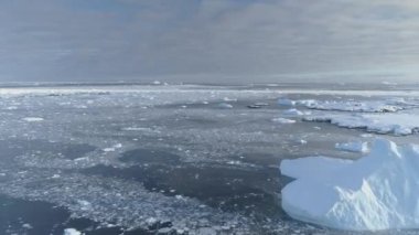 Açık su Buzulu buzdağı hız uçuş görünümünün üst