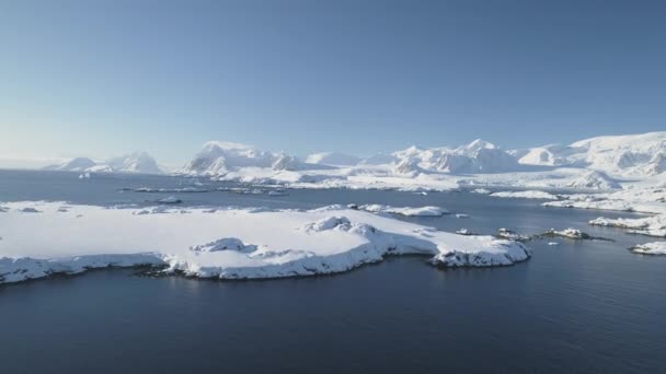 Oceano Artico epico Paesaggio montano Vista aerea — Video Stock