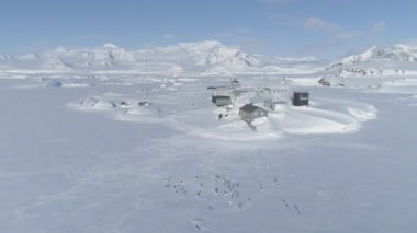 Antarktika kıyısında vernadsky İstasyonu havadan görünümü