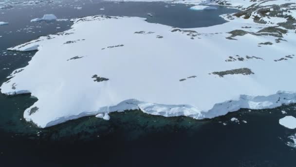 Pokryte śniegiem Antarktyda półwysep lotu ptaka widok z góry — Wideo stockowe