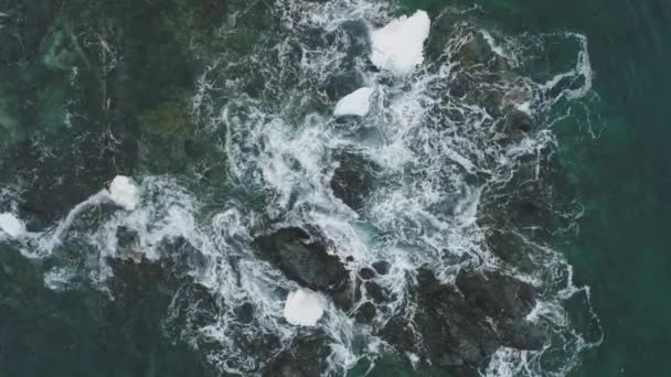 Ocean wave sneeuw rock luchtfoto bovenaf weergave — Stockvideo