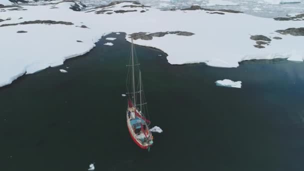 Żagiel jachtu w iceberg arktyczny wybrzeże widok z lotu ptaka — Wideo stockowe