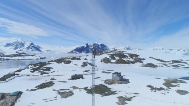 Antarktische Telekommunikationsturm Arbeiter Top Tracking Ansicht — Stockvideo
