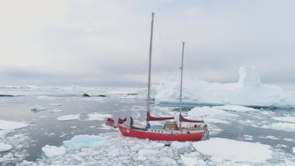 Navega en yate de vela en el océano iceberg antártico — Vídeos de Stock