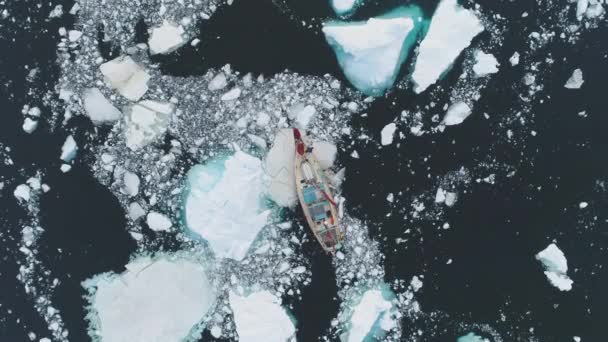 Парусная яхта прорвалась сквозь тающий лед — стоковое видео