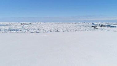 Antarktika kıyısında buzul yüzey açık su hava