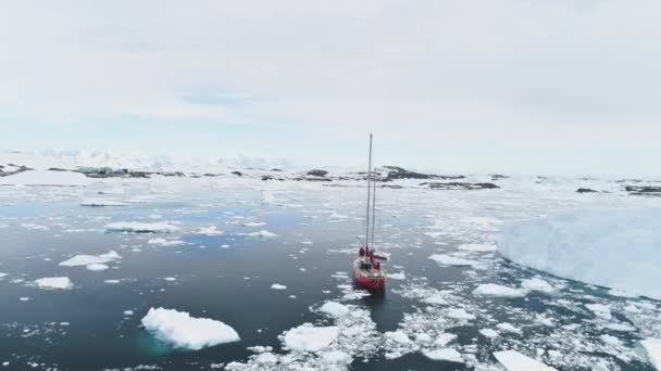 Zeiljacht reizen in antarctica kalm onbezonnen ijs — Stockvideo
