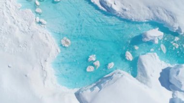 Antarcica buzdağı turkuaz nehir yukarıdan aşağıya görünümü