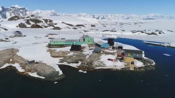 Base antártica polar vernadsky zoom aéreo — Vídeos de Stock