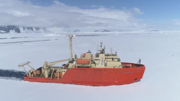 Antartide rompighiaccio nave rompere ghiacciaio aerea — Video Stock