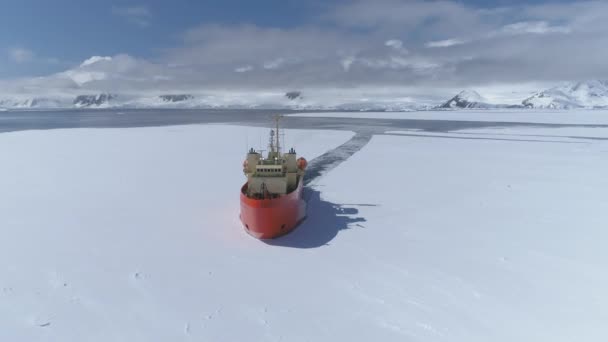 Antártida buque rompehielos vista aérea delantera — Vídeos de Stock