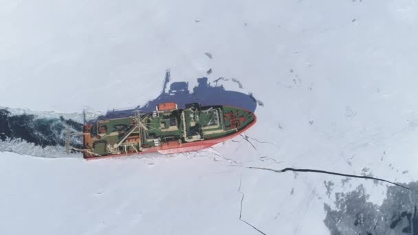 Antarctica icebreaker vaartuig top-down luchtfoto — Stockvideo