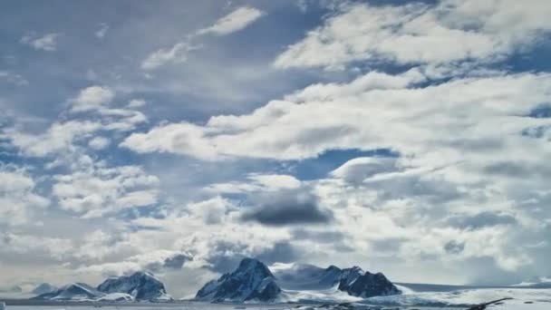 Antarctic midsummer nevasca paisagem vista aérea — Vídeo de Stock