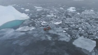 Hava görünümünü izleme buzdağı, zodyak tekne yelken. Sefer kauçuk taşıma keşfetmek aşırı kış soğuk Antarktika küresel ısınma. Güney Kutbu deniz manzarası dron görüntüleri vurdu içinde 4 k Uhd