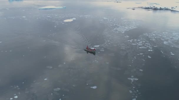 Dierenriem boot varen onbezonnen ijs bijhouden luchtfoto — Stockvideo