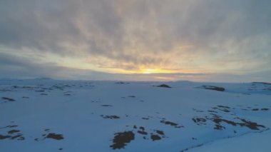 Donmuş hill hava görünümünü üzerinde Arctic günbatımı gökyüzü