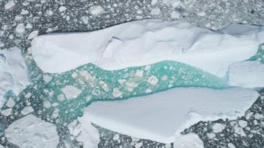 Turkuaz buzdağı küstah buz hava yukarıdan aşağıya görünümü. Büyük kar buz Float okyanus kuzey kıyılarında, küresel ısınma kavramı. Buzul deniz manzarası dron görüntüleri yüzen Pole doğa vurdu içinde 4 k Uhd
