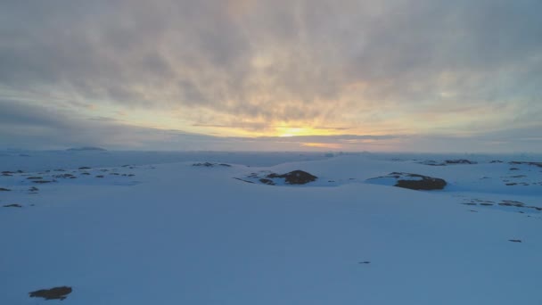 Antártica céu nascer do sol sobre a vista aérea geleira — Vídeo de Stock
