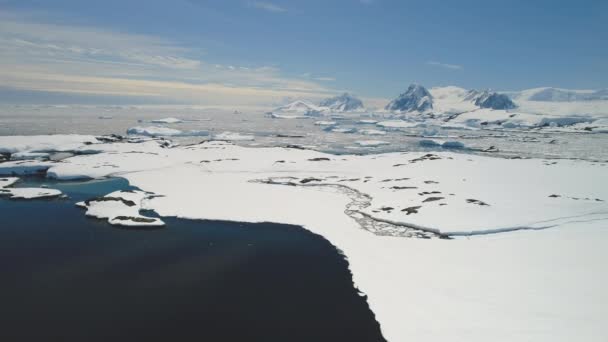 Antártida océano mar abierto costa paisaje aéreo — Vídeos de Stock