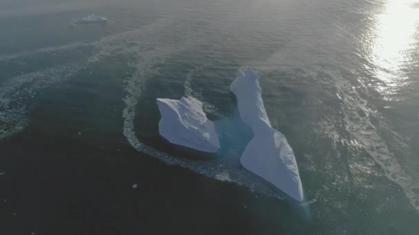 Úszó jéghegy nyílt víz drone légi kilátással az óceánra — Stock videók