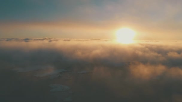 Luchtfoto van de Antarctische zonsondergang Oceaan kust mist — Stockvideo