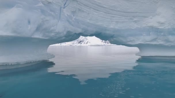 Iceberg arch antarctica ocean blue water glacier — Stock Video