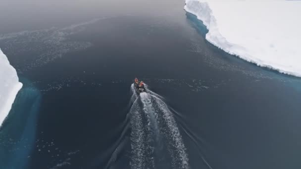 Dierenriem boot zweven antarctica Oceaan luchtfoto bijhouden — Stockvideo