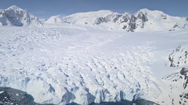 Antártida costa montaña épica paisaje aéreo — Vídeo de stock