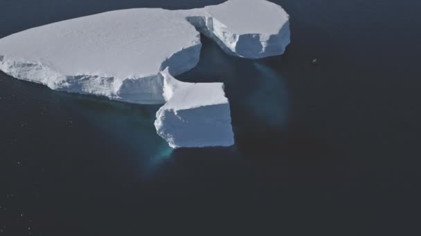 Tabular iceberg flotador antártico agua clara aérea — Vídeos de Stock