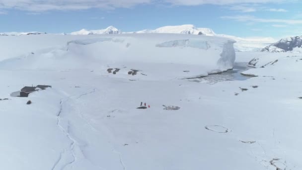 Costa da Antártida expedição de montanha vista aérea — Vídeo de Stock